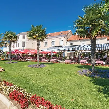 Apartman 2 Bedroom Lovely In Biograd
